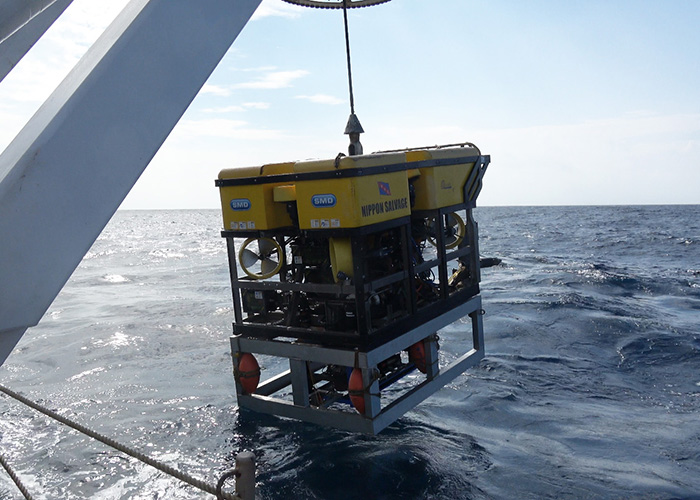 大型のROVを海に沈め調査開始