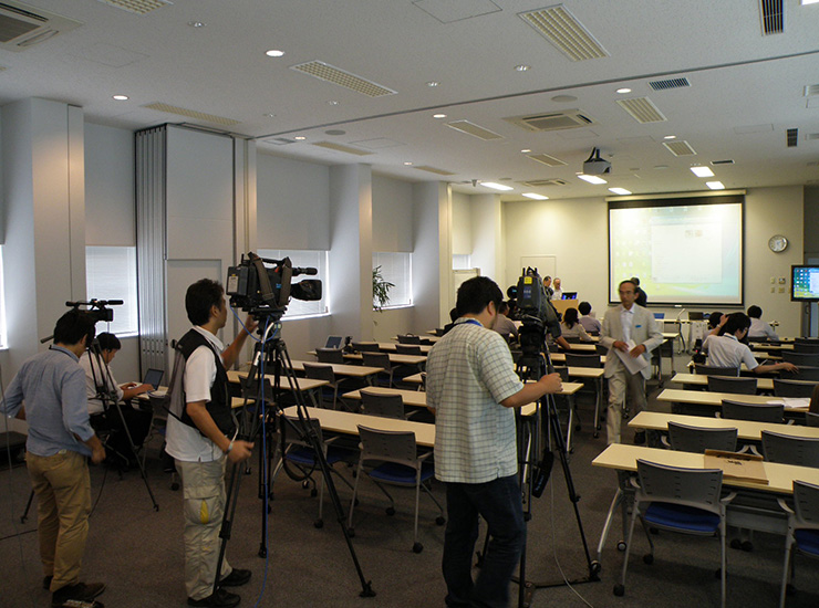 十和田湖機体発見について記者会見風景