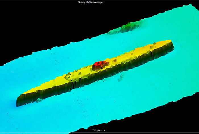 発見した潜水艦を捉えたマルチビームソナー画像