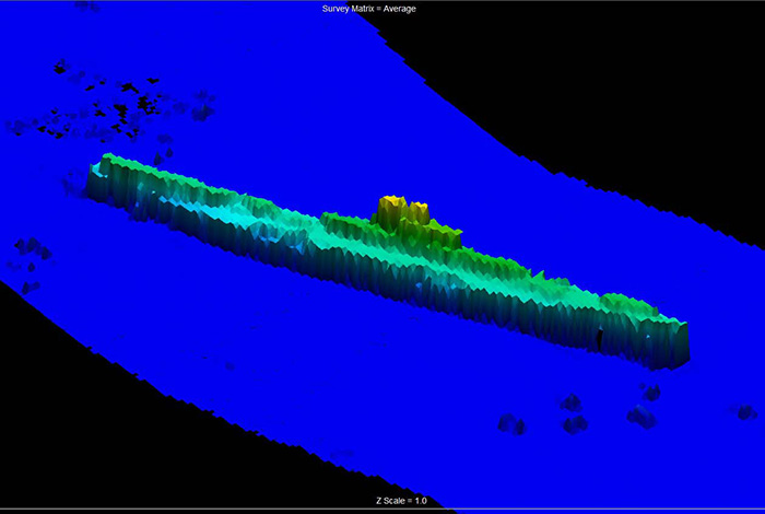 発見した潜水艦を捉えたマルチビームソナー画像