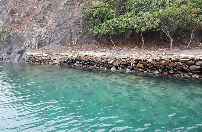 海中の石積み